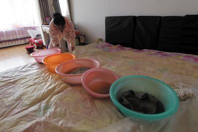 三河楼上漏水，住户失联，小区没物管，业主维权难！律师来支招……